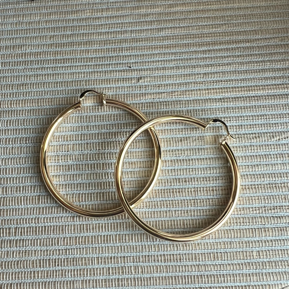 Plain medium Gold Hoop Earrings